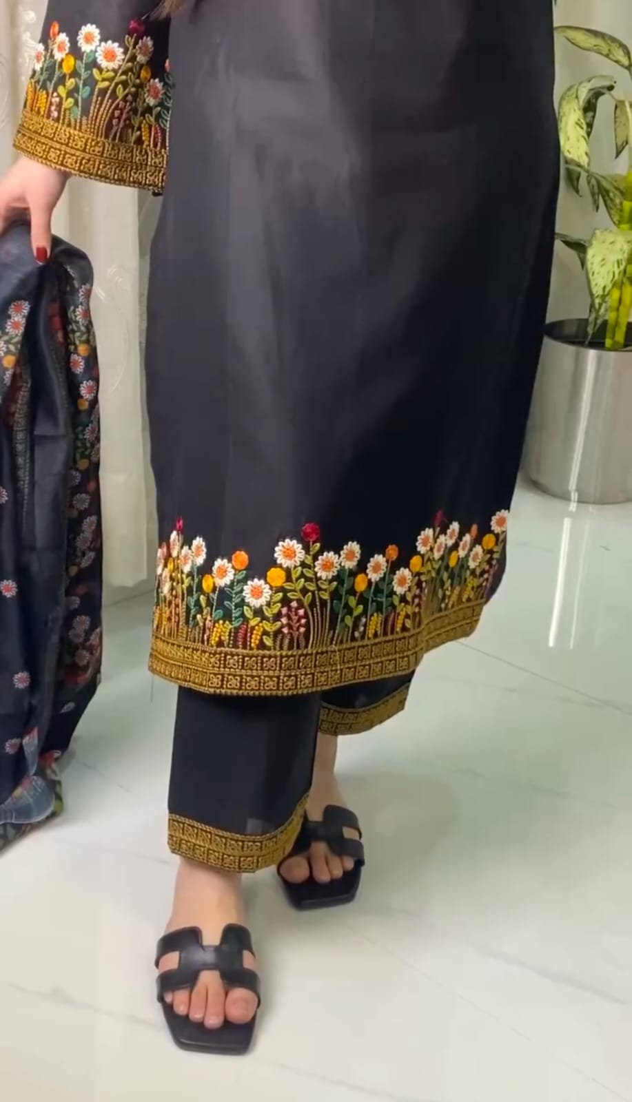 WhatsApp-Image-2025-07-10-at-23.24.56.jpeg Black Traditional Embroidered 3-Piece Set - Image 4